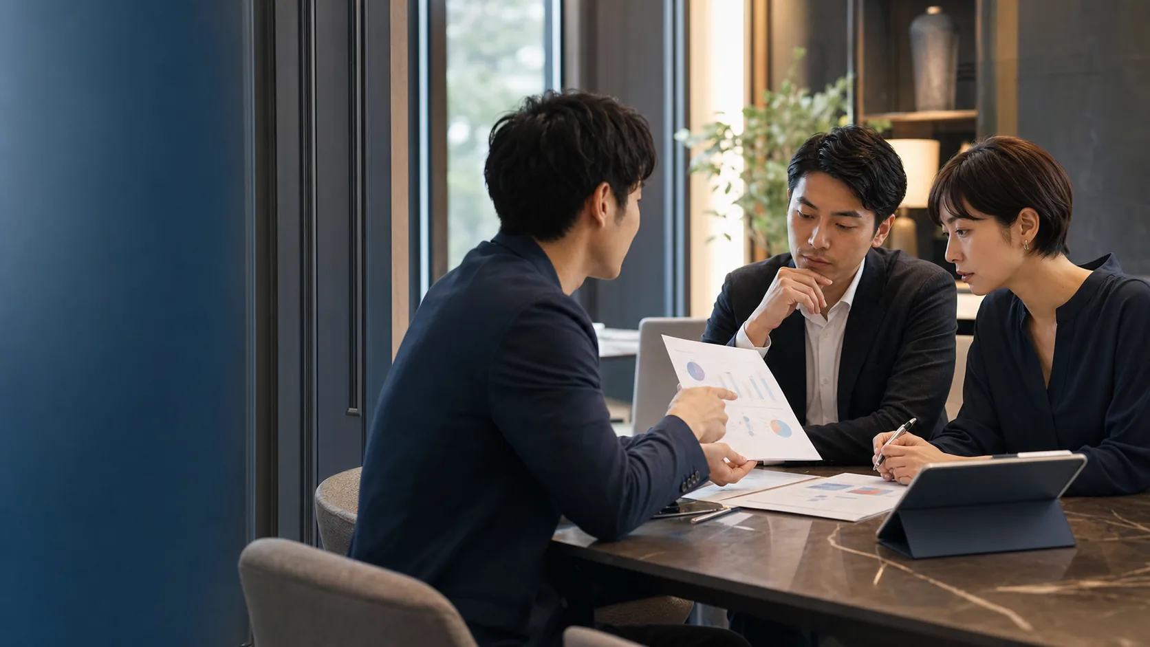 若い営業コンサルタントが提案を行うミーティング